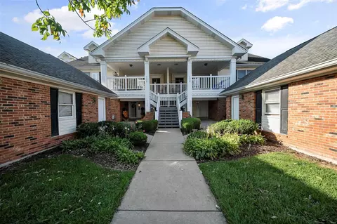7332 Woodlawn Colonial Ln, Saint Louis, MO 63119