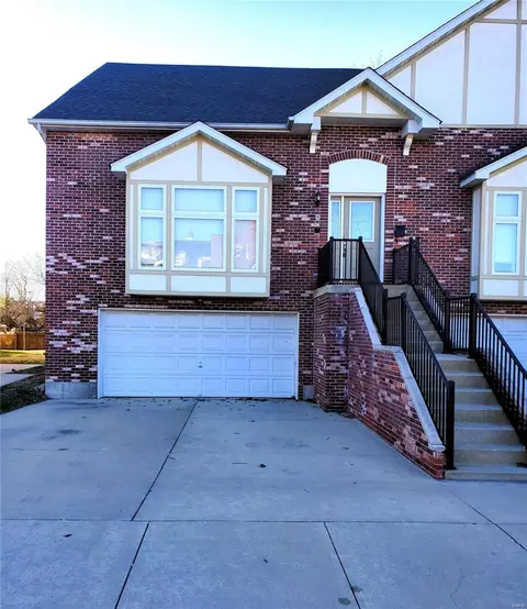 8 Cabanne Townhome Dr, Saint Louis, MO 63112