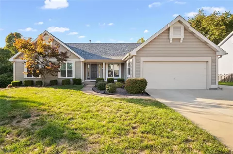 1879 Chateau Du Mont Dr, Florissant, MO 63031