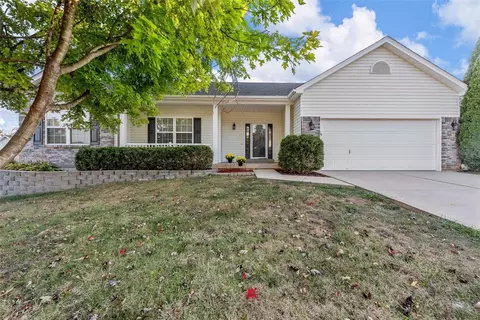 28 Crimson Leaf Ct, Wentzville, MO 63385