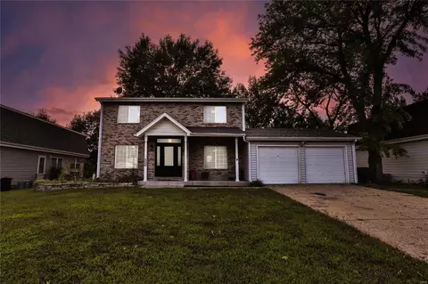 1361 Cave Springs Estate Dr, Saint Peters, MO 63376