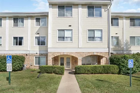 942 Guelbreth Ln #203, Creve Coeur, MO 63141