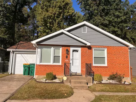 2001 Stillwater Dr, Saint Louis, MO 63114
