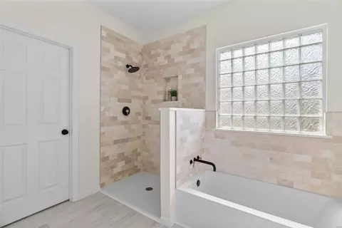 Bath - 7322 Macleod Ln, O'fallon, MO 63368 photo 2 of 4