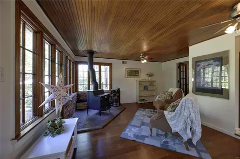 Living - 219 E Jackson Rd, Saint Louis, MO 63119 photo 3 of 4