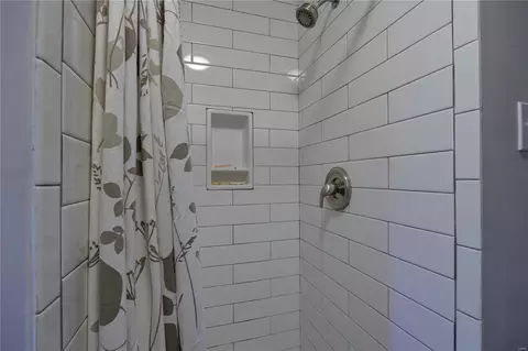 Bath - 219 E Jackson Rd, Saint Louis, MO 63119 photo 8 of 8