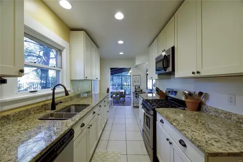 Kitchen - 219 E Jackson Rd, Saint Louis, MO 63119 photo 2 of 3