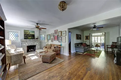 Living - 219 E Jackson Rd, Saint Louis, MO 63119 photo 1 of 4