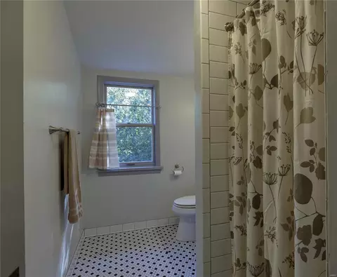 Bath - 219 E Jackson Rd, Saint Louis, MO 63119 photo 6 of 8