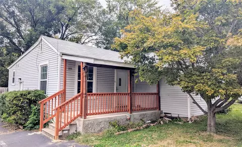 155 Becker Dr, Saint Louis, MO 63135