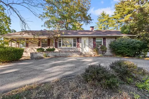 447 Radford Ln, Ballwin, MO 63021