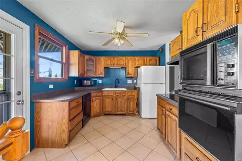 Kitchen - 447 Radford Ln, Ballwin, MO 63021 photo 2 of 2
