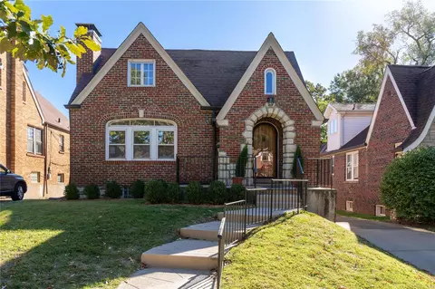 1126 Ralph Ter, Saint Louis, MO 63117