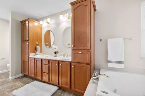 Bath - 726 Strafford Ridge Dr, Ballwin, MO 63021 photo 1 of 3