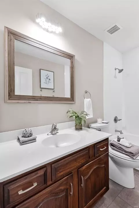 Bath - 726 Strafford Ridge Dr, Ballwin, MO 63021 photo 3 of 3