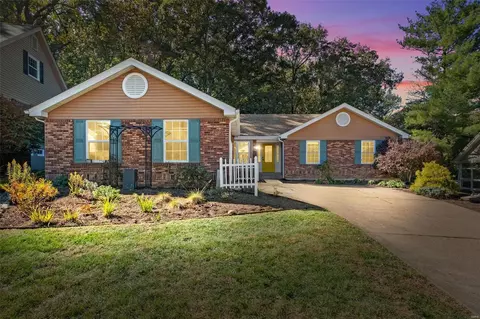 726 Strafford Ridge Dr, Ballwin, MO 63021