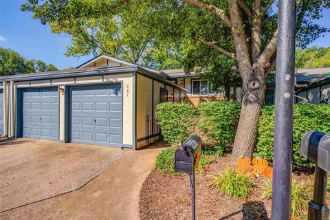 987 Silversprings Ln, Manchester, MO 63021