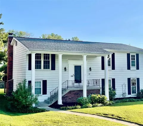 1138 Hobbs Mill Dr, Manchester, MO 63021
