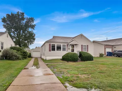 6035 Cascade Dr, Saint Louis, MO 63134