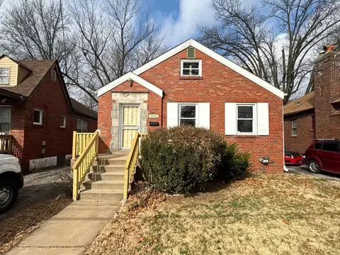 10055 Diamond Dr, Saint Louis, MO 63137