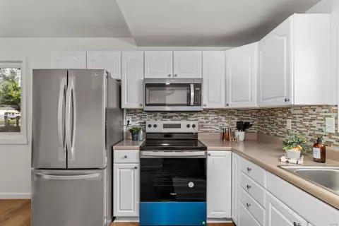 Kitchen - 903 Taylor Pl, O'fallon, MO 63366 photo 4 of 4