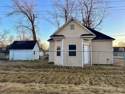 700 702 Broadway St, Bellflower, MO 63333