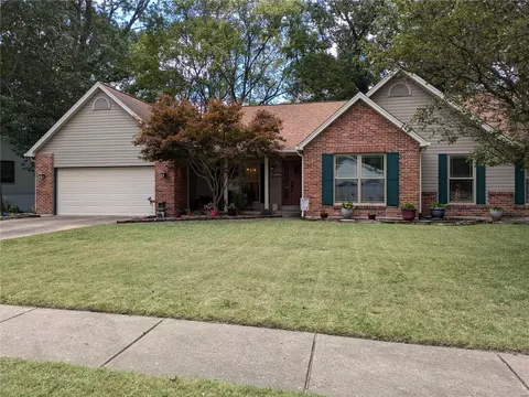 1127 Black Forest Dr, Saint Charles, MO 63301