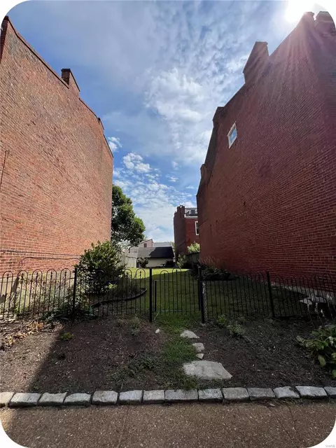 2206 Menard St, Saint Louis, MO 63104