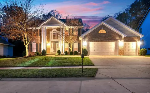 865 Castle Pines Dr, Ballwin, MO 63021