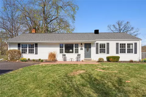 619 Parker Dr, Ballwin, MO 63021