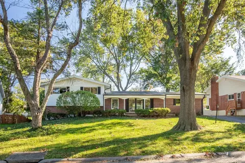1261 Moncoeur Dr, Saint Louis, MO 63146