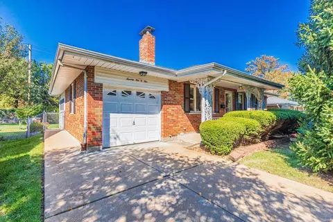 7105 N Villanova Dr, Saint Louis, MO 63123
