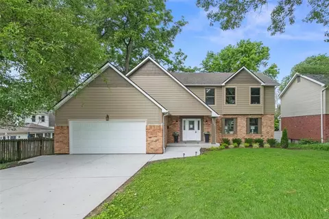 1001 Claridge Pl, Kirkwood, MO 63122