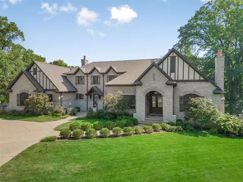 2814 N Geyer Rd, Frontenac, MO 63131