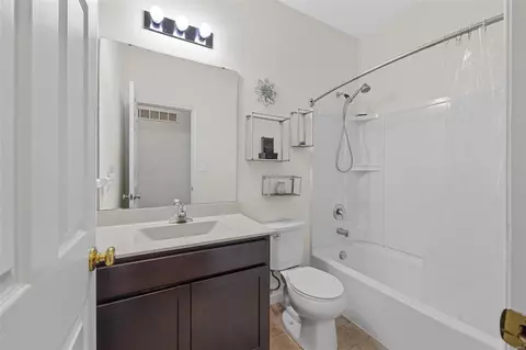 Bath - 9 Keystone Ridge Ct, O'fallon, MO 63366 photo 1 of 3