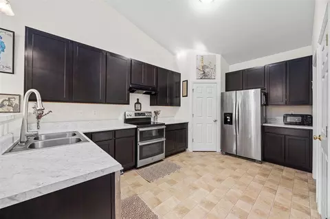 Kitchen - 9 Keystone Ridge Ct, O'fallon, MO 63366 photo 2 of 3