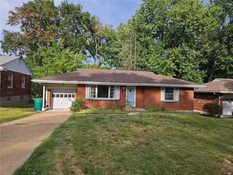 1127 Astoria Dr, Saint Louis, MO 63137