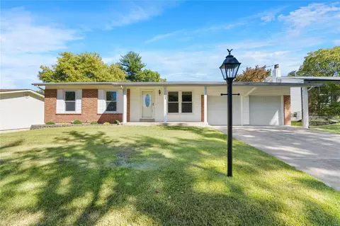 2269 La Cuesta Dr, Florissant, MO 63031