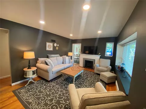 Living - 5 Springbrook Pl, Saint Louis, MO 63119 photo 4 of 5