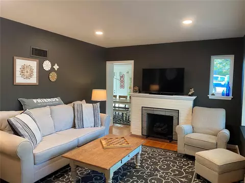 Living - 5 Springbrook Pl, Saint Louis, MO 63119 photo 2 of 5