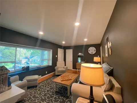 Living - 5 Springbrook Pl, Saint Louis, MO 63119 photo 3 of 5