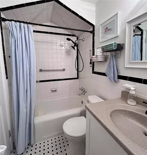 Bath - 5 Springbrook Pl, Saint Louis, MO 63119 photo 9 of 11
