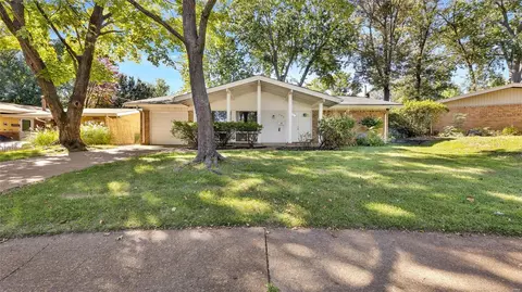 695 Stafford Ln, Florissant, MO 63033