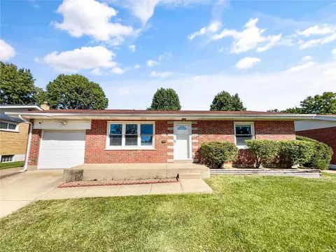 215 Southampton Dr, Saint Louis, MO 63125