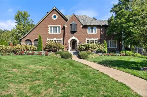 7355 Westmoreland Dr, Saint Louis, MO 63130