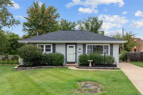 2727 Corliss Dr, Saint Louis, MO 63125