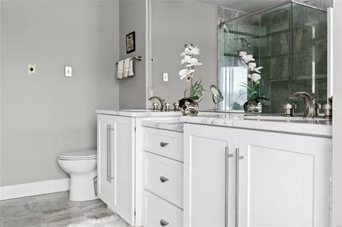 Bath - 1108 Oak Borough Dr, Ballwin, MO 63021 photo 6 of 10