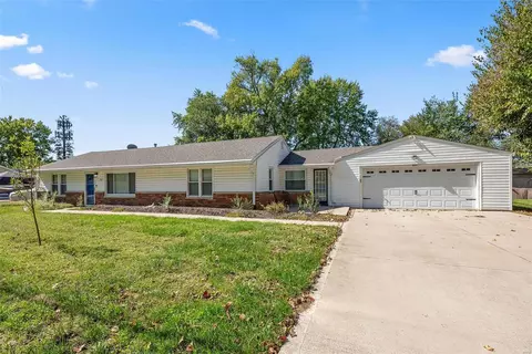 1807 Oak Tree St, Saint Peters, MO 63376