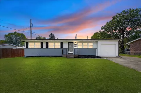 700 Bellarmine Ln, Florissant, MO 63031