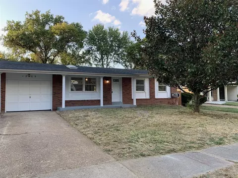 12469 Glengate Dr, Maryland Heights, MO 63043